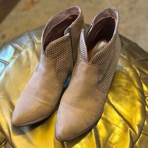 Frye ankle boots in a beige leather nubuck with laser cut out Frye logo size 10